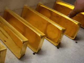El precio del oro cae un 2% tras anuncio de alto el fuego