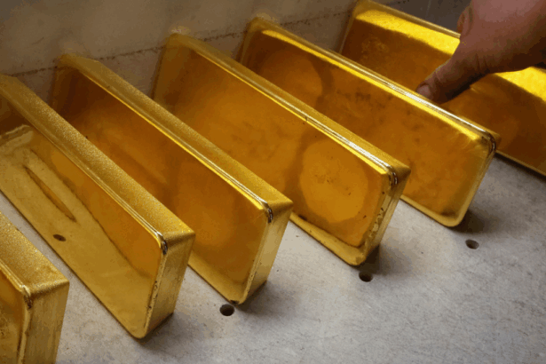 El precio del oro cae un 2% tras anuncio de alto el fuego