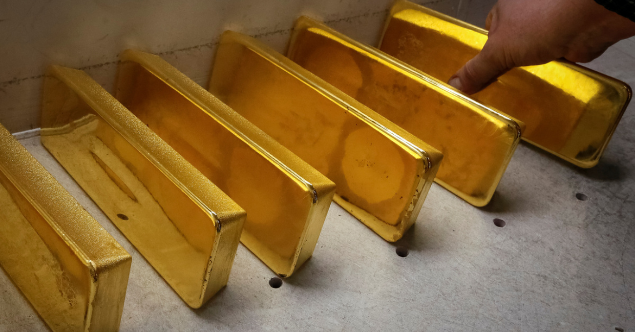 El precio del oro cae un 2% tras anuncio de alto el fuego
