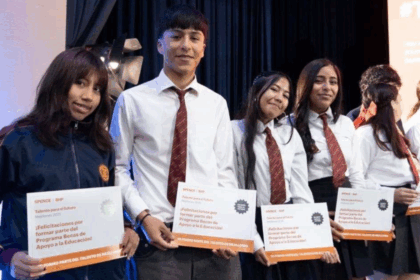 Entrega de becas a estudiantes en Mejillones impulsa el futuro educativo.