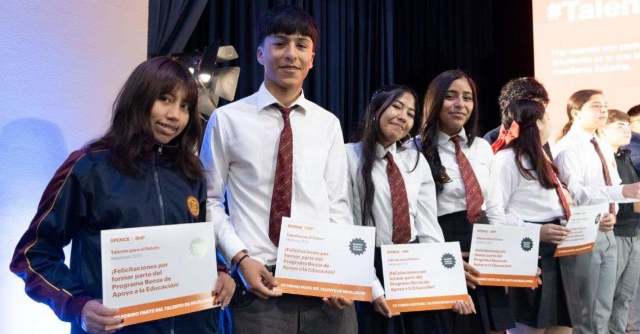 Entrega de becas a estudiantes en Mejillones impulsa el futuro educativo.