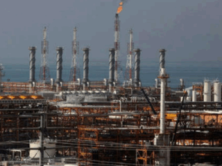 Tensión EEUU-Irán eleva precios petróleo: posible alza de 3-5 dólares