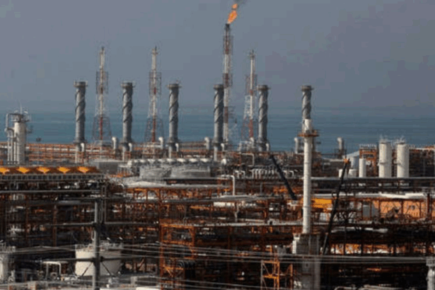Tensión EEUU-Irán eleva precios petróleo: posible alza de 3-5 dólares