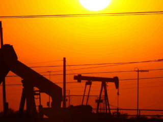 Petróleo cae un 4% tras ataques de Irán a bases de EE.UU.