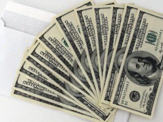 Dólar retrocede tras positivo Imacec de abril y nuevas tensiones comerciales por aranceles de Trump