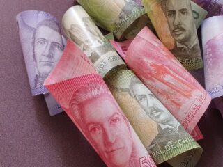 Gobierno entregará bono automático de $452.000 para mujeres jefas de hogar: revisa con tu RUT si te corresponde