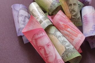 Gobierno entregará bono automático de $452.000 para mujeres jefas de hogar: revisa con tu RUT si te corresponde