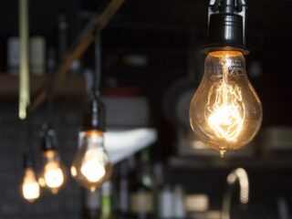 Gobierno entrega subsidio de hasta $81.000 para el pago de cuentas de luz: ¿Quiénes pueden postular?
