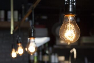 Gobierno entrega subsidio de hasta $81.000 para el pago de cuentas de luz: ¿Quiénes pueden postular?