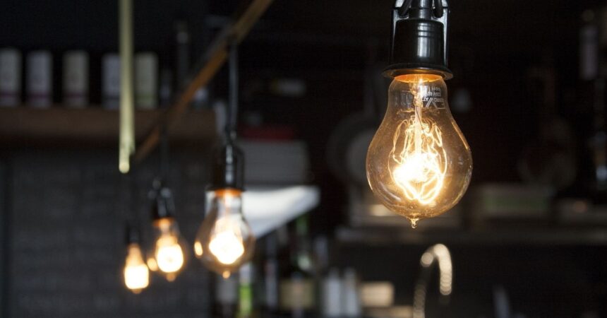 Gobierno entrega subsidio de hasta $81.000 para el pago de cuentas de luz: ¿Quiénes pueden postular?