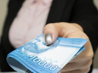 Sueldo mínimo subirá a $529 mil y beneficiará a miles con aumento en bonos estatales