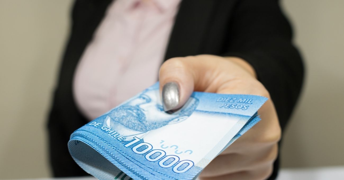Sueldo mínimo subirá a $529 mil y beneficiará a miles con aumento en bonos estatales