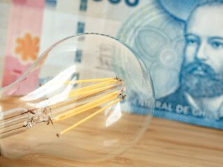 Hasta $81.000 para pagar la luz: conoce el Subsidio Eléctrico para familias vulnerables
