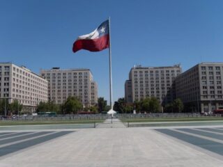 Leve repunte para Chile: OCDE mejora proyección de crecimiento y destaca fortalezas económicas