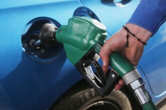 GLP cae con fuerza y bencinas bajan levemente: Así quedarán los precios desde este jueves