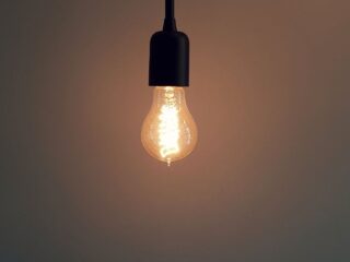 Cuentas de luz podrían subir o bajar: Gobierno explica nuevo sistema de ajuste y reabre postulación al subsidio