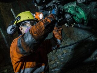 Mineros de Escondida obligados a devolver millonario bono tras fallo judicial