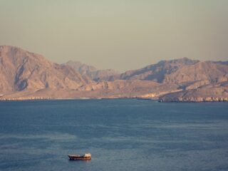 Estados Unidos bombardea Irán: posible cierre estratégico del Estrecho de Ormuz