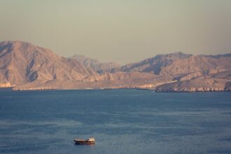 Estados Unidos bombardea Irán: posible cierre estratégico del Estrecho de Ormuz