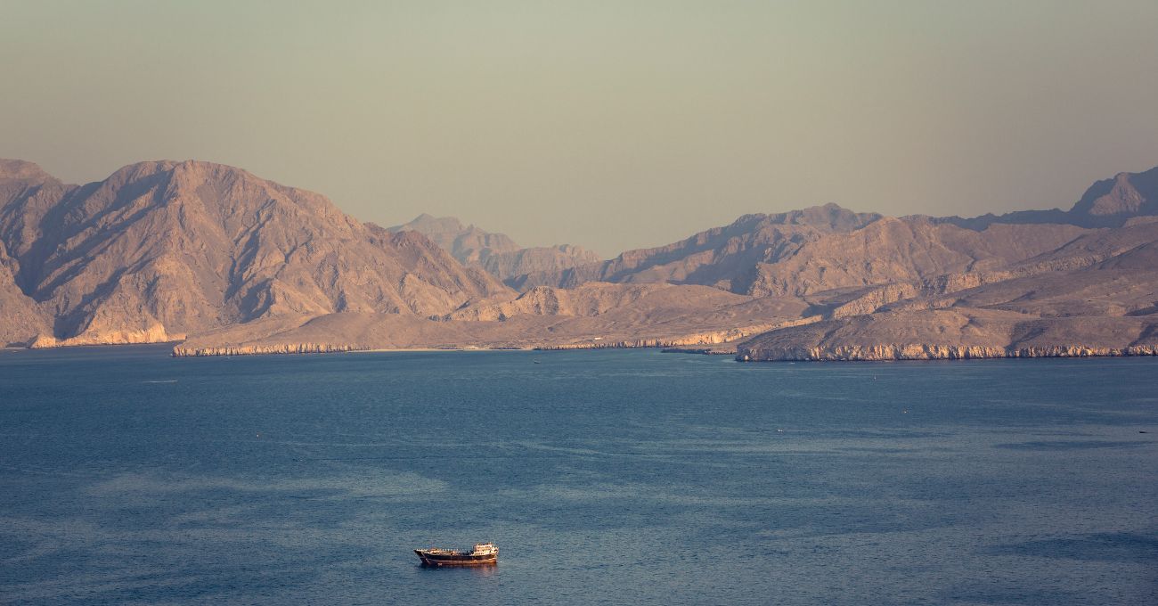 Estados Unidos bombardea Irán: posible cierre estratégico del Estrecho de Ormuz