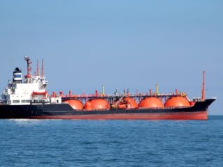 Superpetroleros cambian ruta en Estrecho de Hormuz por tensiones en Medio Oriente