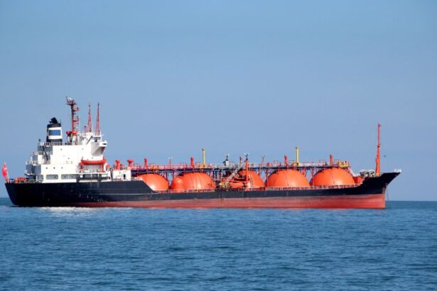 Superpetroleros cambian ruta en Estrecho de Hormuz por tensiones en Medio Oriente