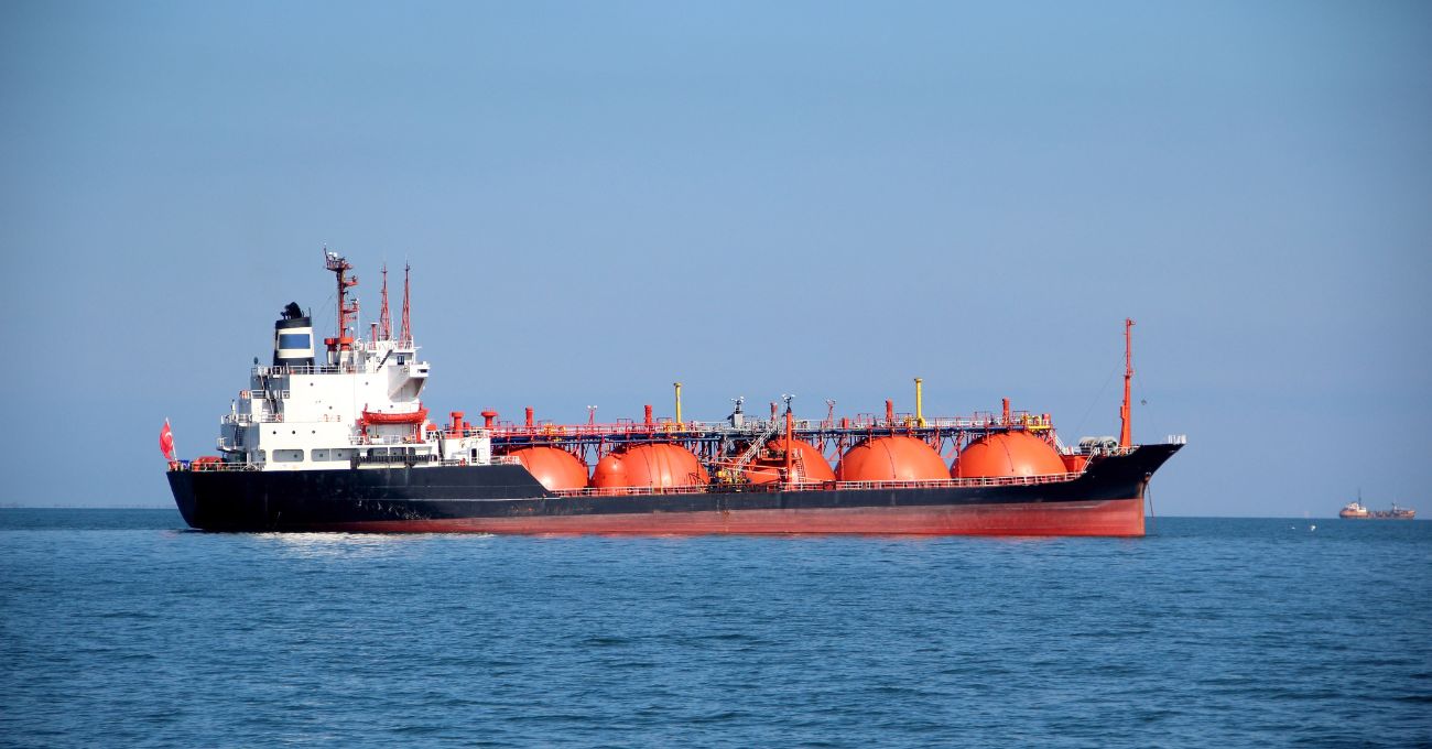 Superpetroleros cambian ruta en Estrecho de Hormuz por tensiones en Medio Oriente
