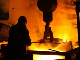 Imacec de abril 2025 en Chile: crecimiento del 2,5% impulsado por minería y comercio online
