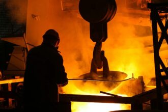 Imacec de abril 2025 en Chile: crecimiento del 2,5% impulsado por minería y comercio online