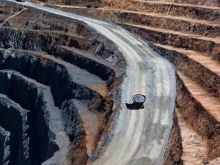 Innovaciones y Sostenibilidad en la Minería Chilena: Empresas Lideran con Proyectos Eco-Amigables y Tecnología Avanzada