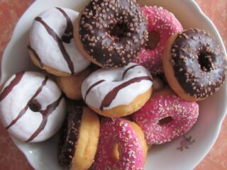 Celebra el Día de la Dona este 6 de junio con ofertas irresistibles en Dunkin', Krispy Kreme y Dulcentorno