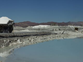 Debate sobre explotación de litio en Salar de Atacama: Diferentes visiones políticas sobre el futuro del recurso en Chile