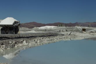 Debate sobre explotación de litio en Salar de Atacama: Diferentes visiones políticas sobre el futuro del recurso en Chile