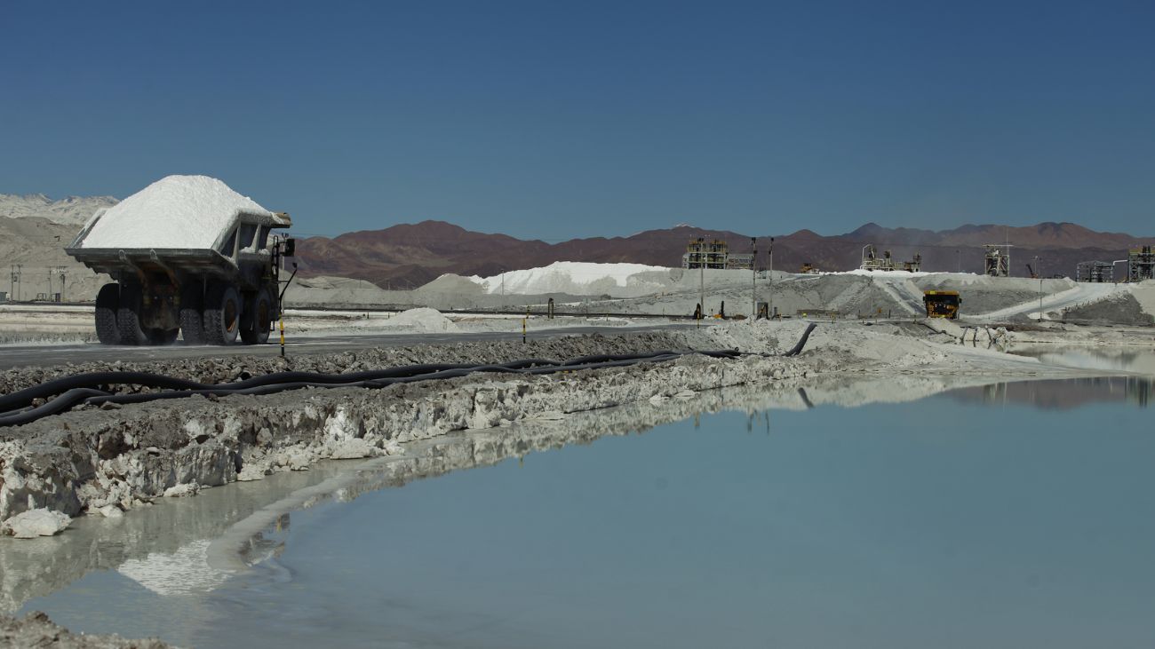 Debate sobre explotación de litio en Salar de Atacama: Diferentes visiones políticas sobre el futuro del recurso en Chile