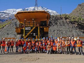 Estudiantes de Electricidad y Metalurgia Viven Experiencia Única en Armado de Camiones CAEX en Codelco Andina