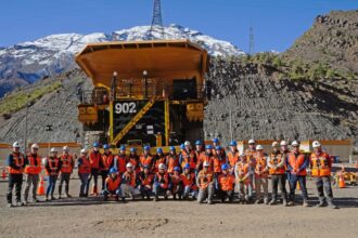 Estudiantes de Electricidad y Metalurgia Viven Experiencia Única en Armado de Camiones CAEX en Codelco Andina