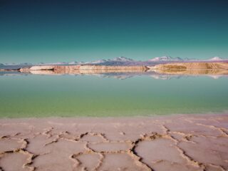 Encuesta Cadem revela 67% de apoyo al acuerdo de producción de litio en el Salar de Atacama, clave para la economía y liderazgo global de Chile en 2025