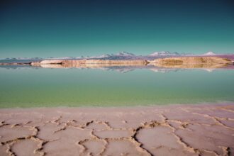 Encuesta Cadem revela 67% de apoyo al acuerdo de producción de litio en el Salar de Atacama, clave para la economía y liderazgo global de Chile en 2025