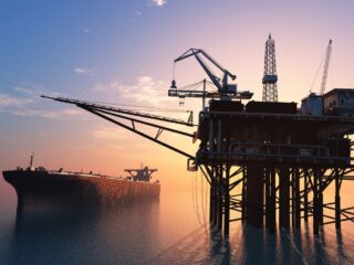 Demanda de crudo tocará techo esta década con cambios en mercados y auge de vehículos eléctricos, revela informe Oil 2025