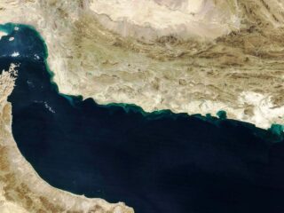 Irán considera cerrar el estrecho de Ormuz tras ataque a instalaciones nucleares