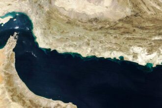 Irán considera cerrar el estrecho de Ormuz tras ataque a instalaciones nucleares