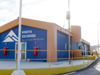 Trabajadores de Minera Escondida impactados por embargo millonario en sus salarios