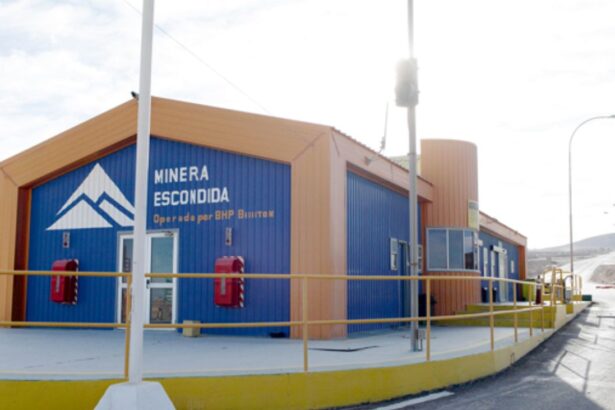 Trabajadores de Minera Escondida impactados por embargo millonario en sus salarios