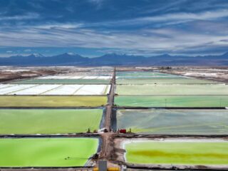 82% de chilenos apoyan alianza Codelco-SQM para desarrollo del litio en Atacama, según estudio UDD