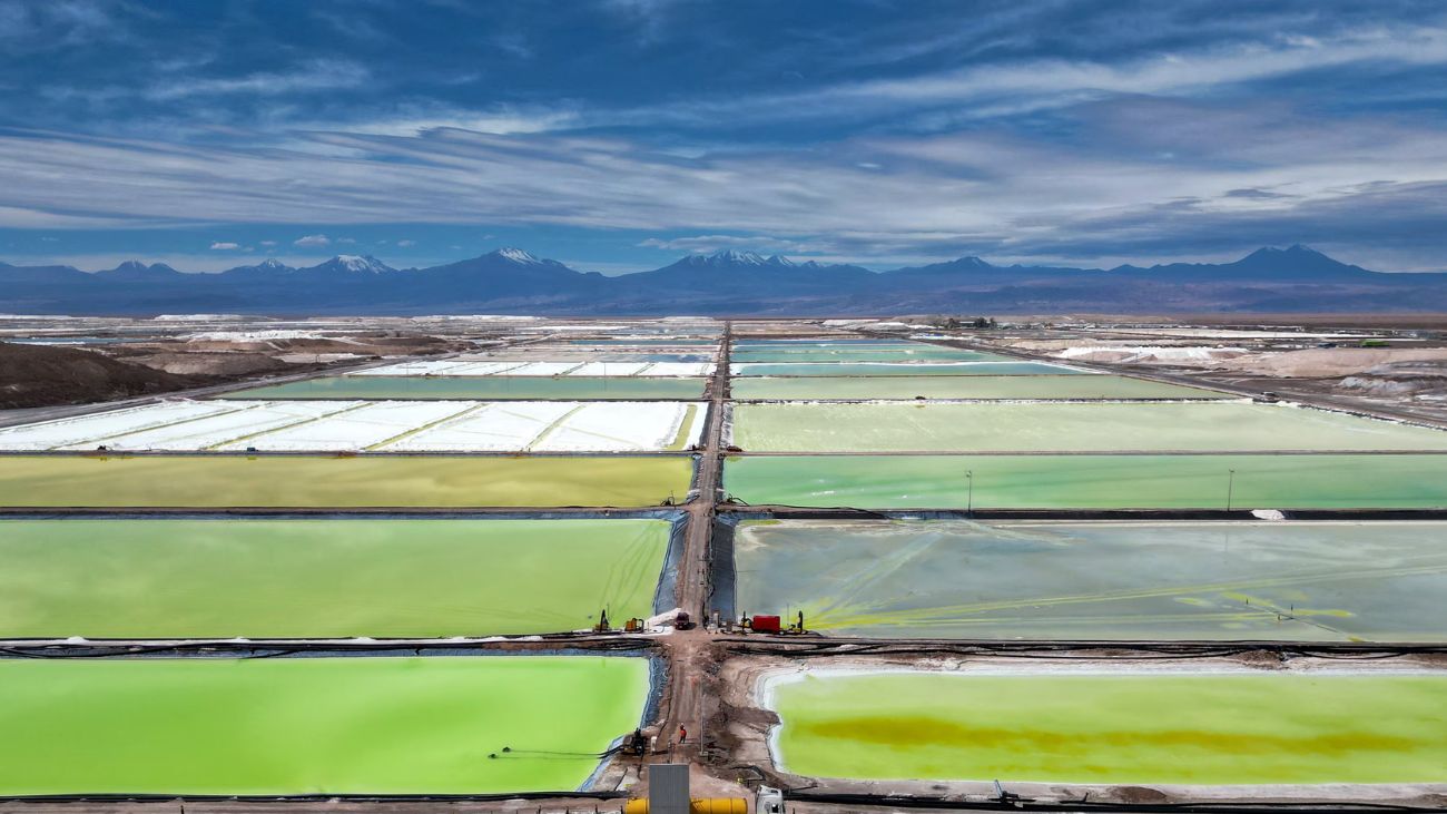 82% de chilenos apoyan alianza Codelco-SQM para desarrollo del litio en Atacama, según estudio UDD