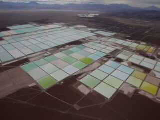 Mayoría en Chile apoya alianza Codelco-SQM para desarrollo de litio en Atacama según estudio UDD