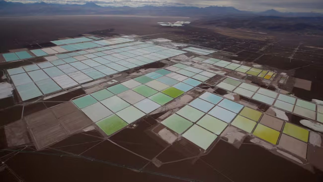 Mayoría en Chile apoya alianza Codelco-SQM para desarrollo de litio en Atacama según estudio UDD