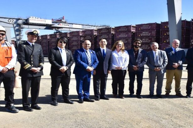 Embajador chino impulsa lazos comerciales y logísticos en visita a terminales portuarios de Antofagasta