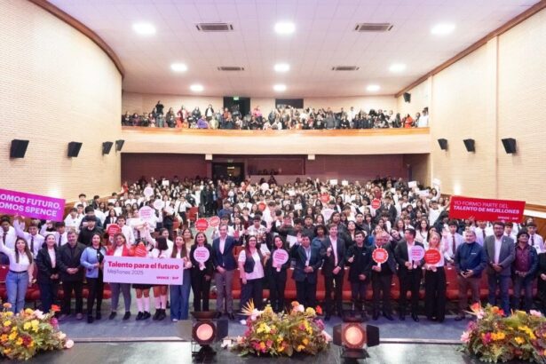 Spence | BHP entrega beca al 22% de los estudiantes de educación media de Mejillones otorgando el beneficio a más de 250 jóvenes
