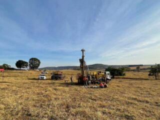 Brasil: Appia adquiere dos nuevas perforadoras de barrena y lanza un nuevo programa de perforación en el objetivo Gaia adyacente a Taygeta y Merope, proyecto PCH REE